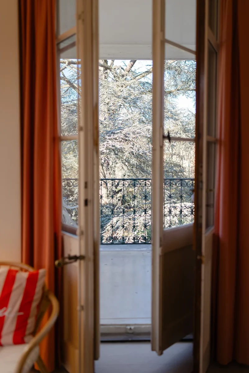 Chambre du séjour postnatal de la maison de naissance La Roseraie à Genève, pensée pour le repos des jeunes parents