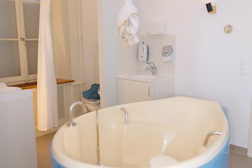 Salle de naissance avec baignoire d'accouchement dans l'eau, maison de naissance La Roseraie à Genève